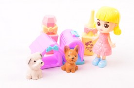 Muñeca chica con 2 mascotas y cucha (3).jpg